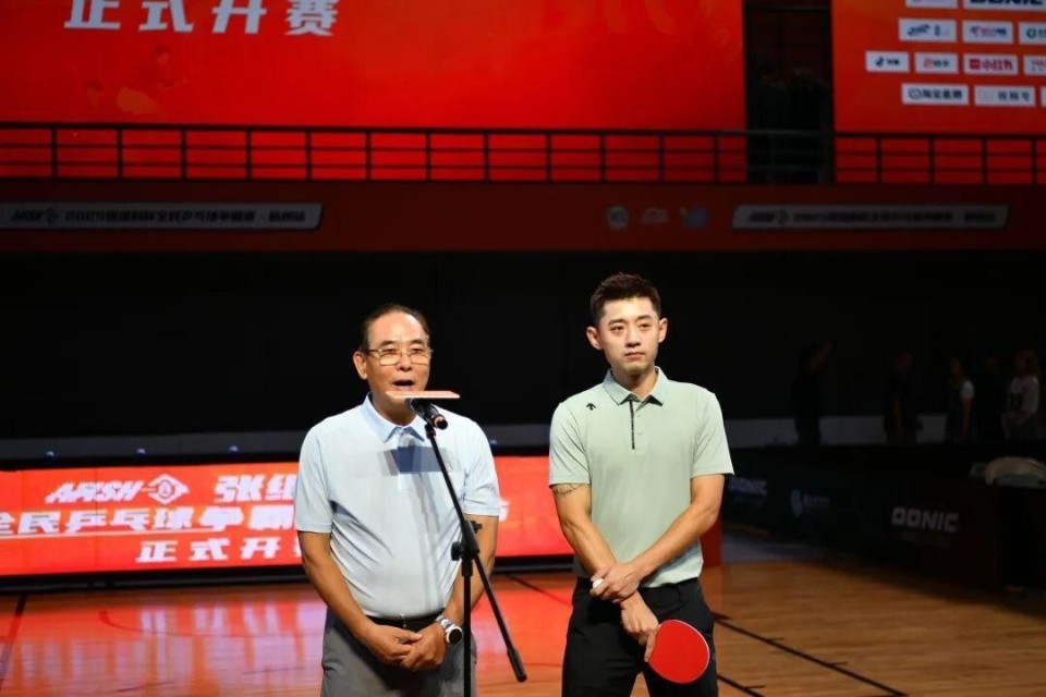 是为两人牵, 出任教练