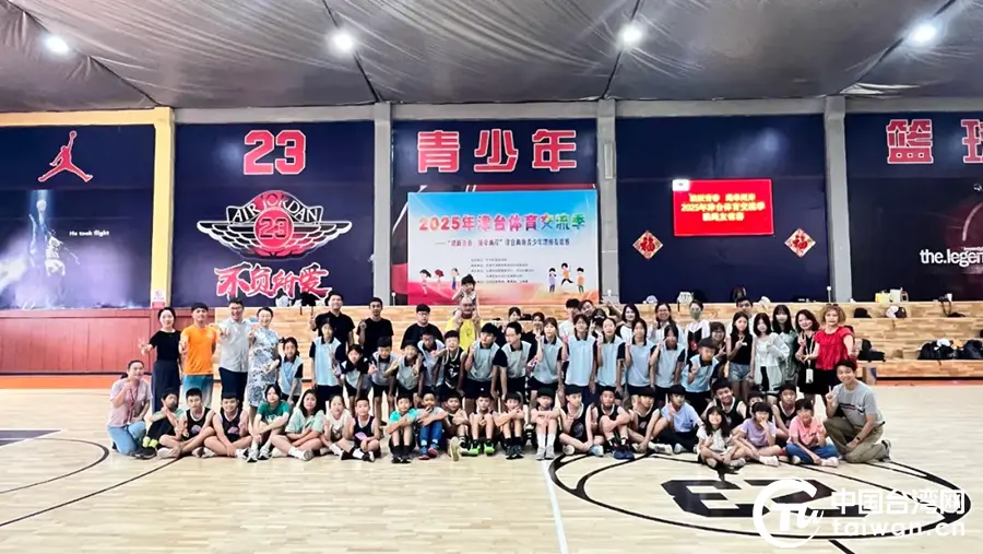 跳跃青春, 不断促进两, 的体育精神 跳跃青春, 不断促进两, 的体育精神